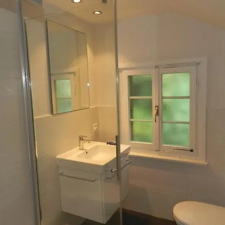 Sleeps 9 Wifi Apartment